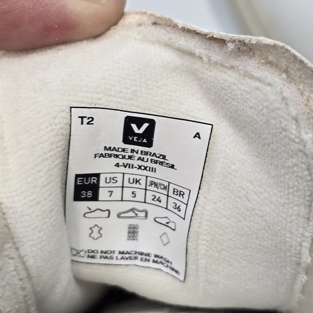 Veja Recife Sneaker in Extra White & Black - Picture 9 of 10